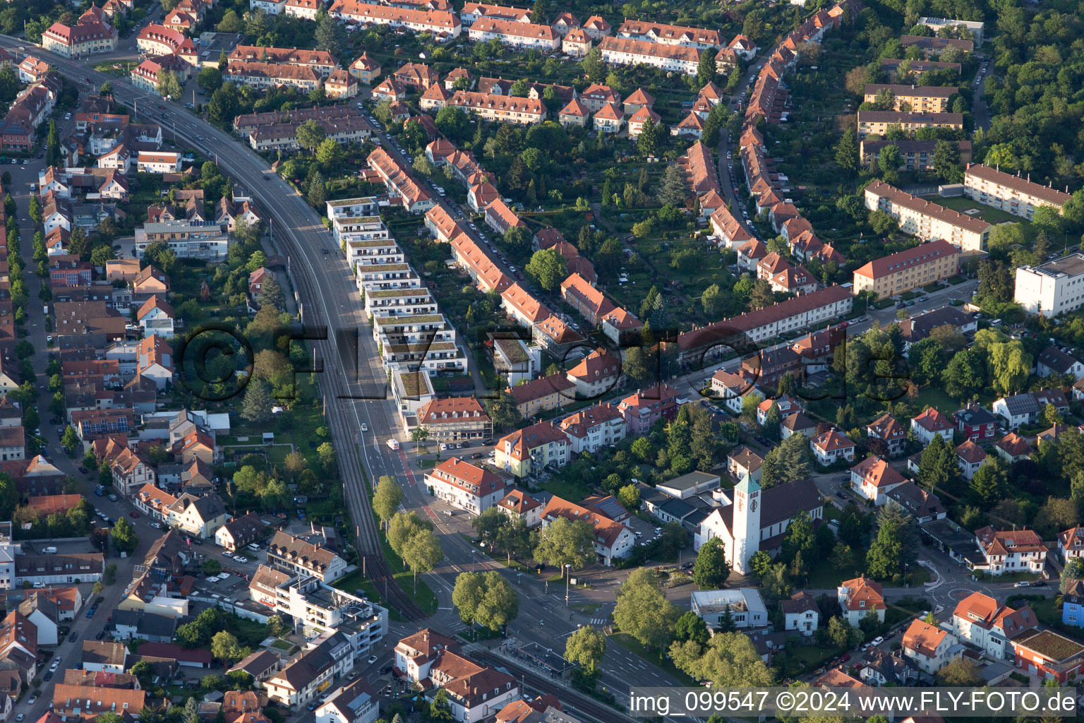 Vue aérienne de Église du Christ-Roi à le quartier Rüppurr in Karlsruhe dans le département Bade-Wurtemberg, Allemagne