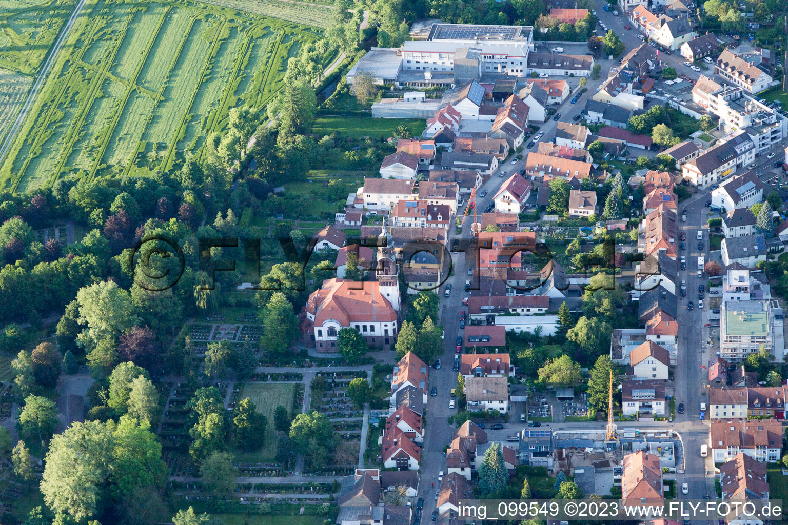 Vue aérienne de Église de la Résurrection à le quartier Rüppurr in Karlsruhe dans le département Bade-Wurtemberg, Allemagne