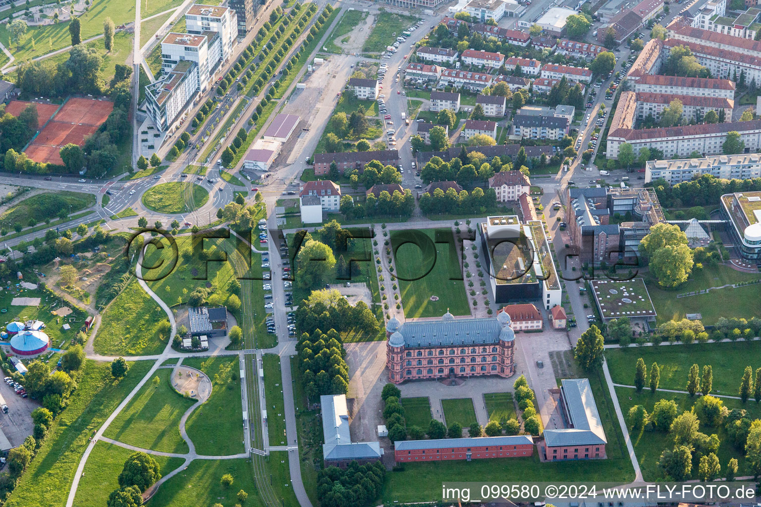 Vue aérienne de Le parc du château du Schloß Gottesaue et le parc Otto-Dullenkopf en arrière-plan à gauche se trouvent la Kriegsstrasse West à le quartier Oststadt in Karlsruhe dans le département Bade-Wurtemberg, Allemagne