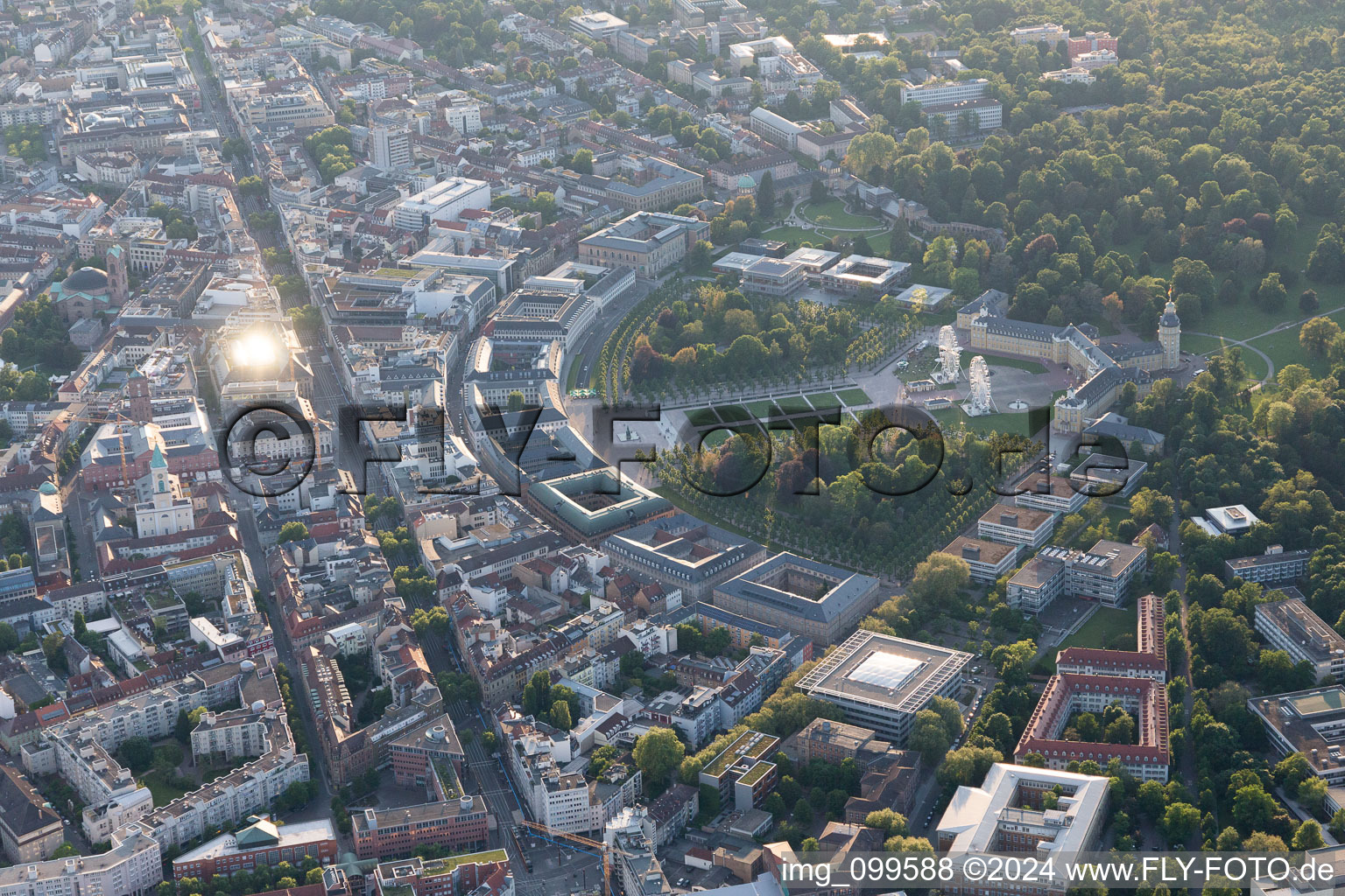 Vue aérienne de Château et parc du château à le quartier Innenstadt-Ost in Karlsruhe dans le département Bade-Wurtemberg, Allemagne