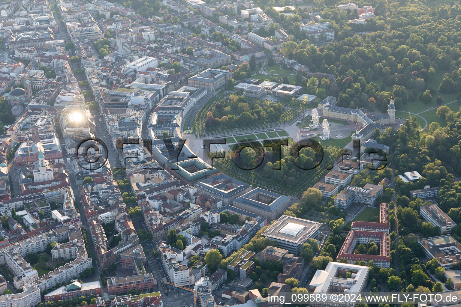 Vue aérienne de Château et parc du château à le quartier Innenstadt-Ost in Karlsruhe dans le département Bade-Wurtemberg, Allemagne