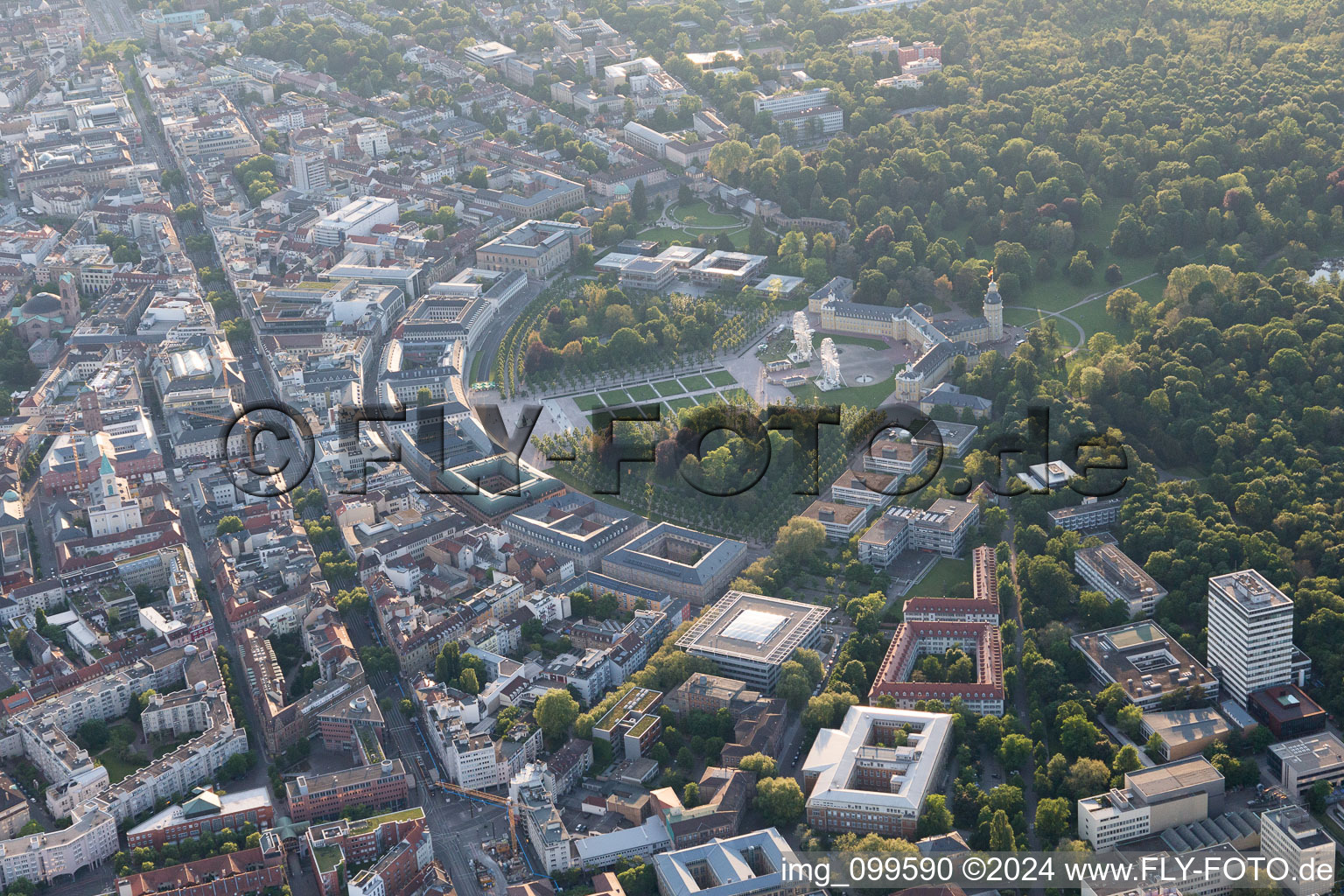 Photographie aérienne de Château et parc du château à le quartier Innenstadt-Ost in Karlsruhe dans le département Bade-Wurtemberg, Allemagne