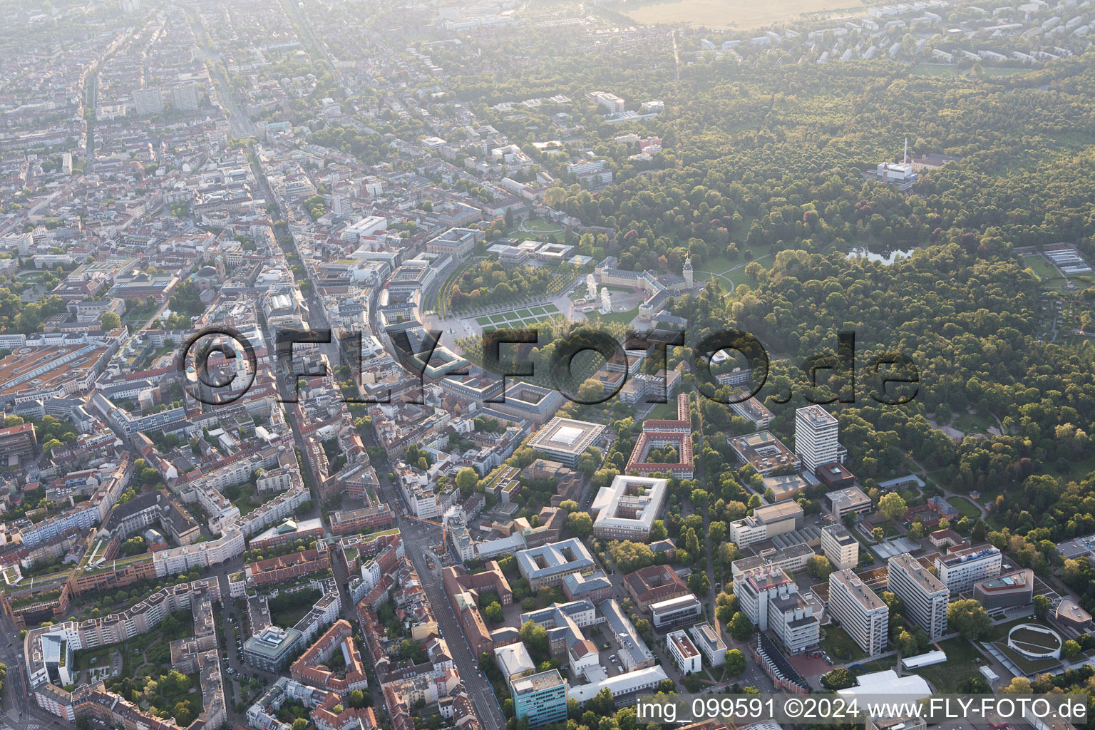 Vue aérienne de Château et parc du château à le quartier Innenstadt-West in Karlsruhe dans le département Bade-Wurtemberg, Allemagne