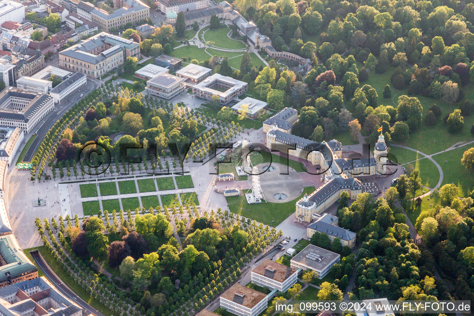 Vue aérienne de Deux grandes roues pour l'anniversaire du baron von Drais sur la place du château dans le parc du château Karlsruhe à le quartier Innenstadt-West in Karlsruhe dans le département Bade-Wurtemberg, Allemagne