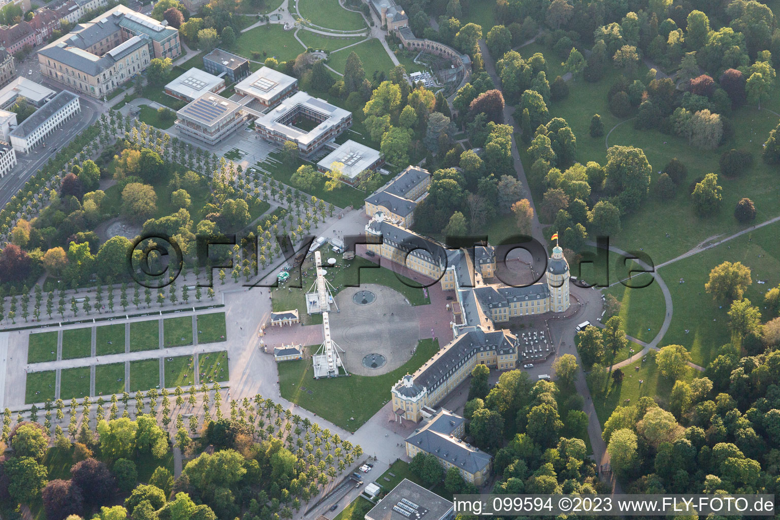 Photographie aérienne de Place du Château à le quartier Innenstadt-West in Karlsruhe dans le département Bade-Wurtemberg, Allemagne
