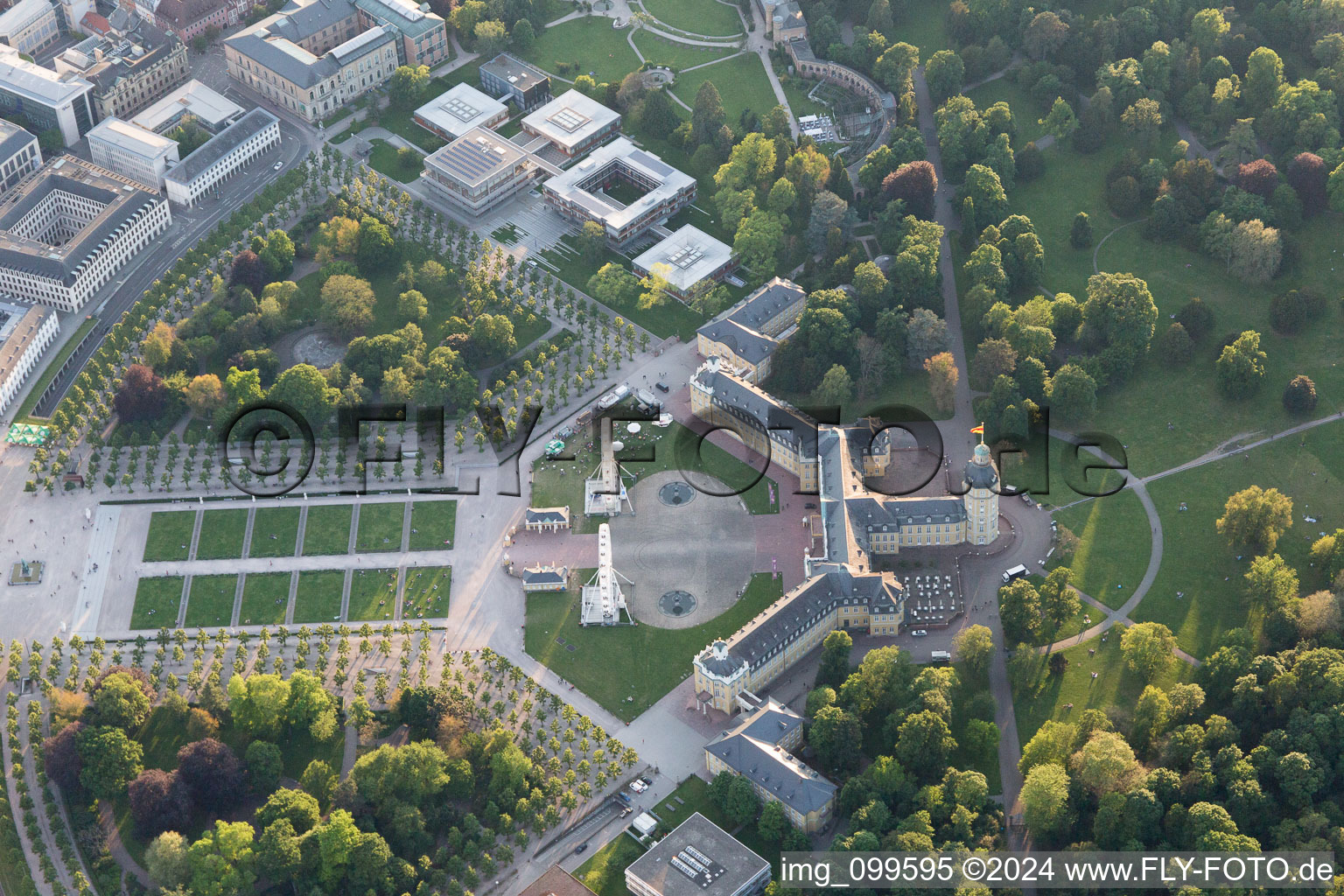 Vue oblique de Place du Château à le quartier Innenstadt-West in Karlsruhe dans le département Bade-Wurtemberg, Allemagne