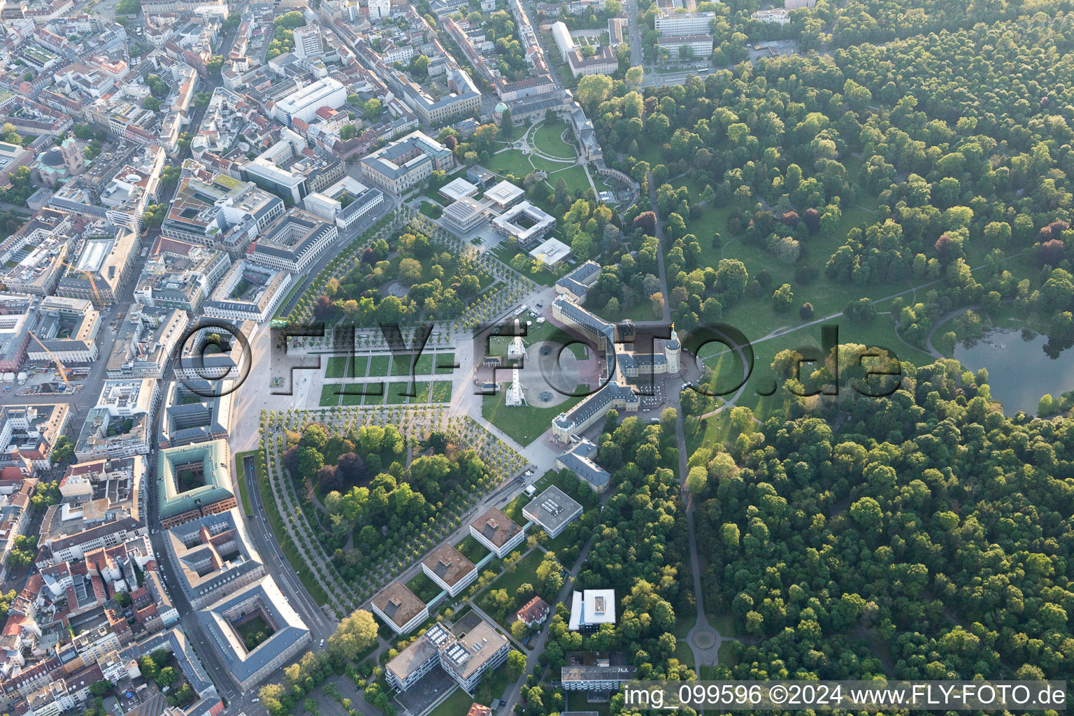 Place du Château à le quartier Innenstadt-West in Karlsruhe dans le département Bade-Wurtemberg, Allemagne d'en haut