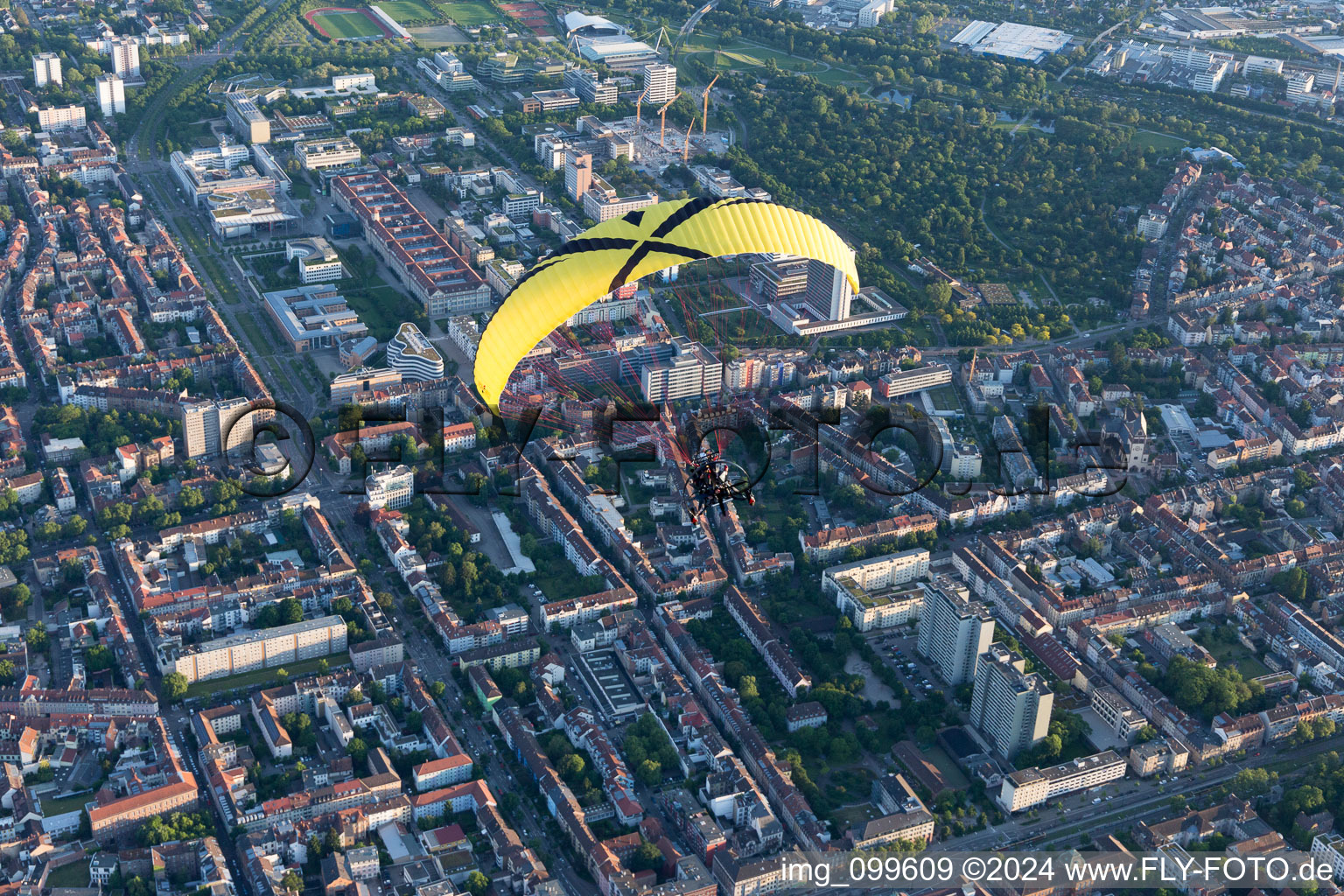 Vue aérienne de Brauerstr à le quartier Südweststadt in Karlsruhe dans le département Bade-Wurtemberg, Allemagne