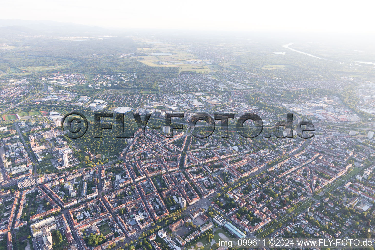 Vue aérienne de Quartier Weststadt in Karlsruhe dans le département Bade-Wurtemberg, Allemagne