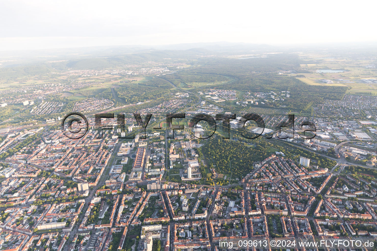 Vue aérienne de Brauerstr à le quartier Südweststadt in Karlsruhe dans le département Bade-Wurtemberg, Allemagne