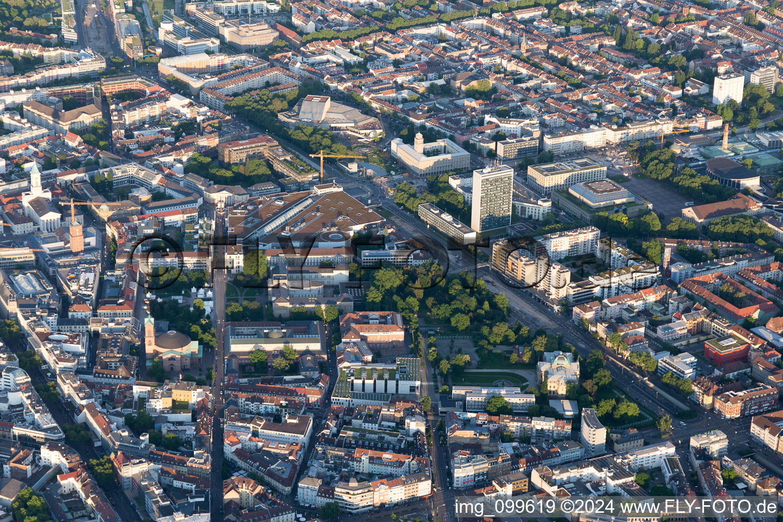 Vue aérienne de Kriegsstr. à le quartier Innenstadt-West in Karlsruhe dans le département Bade-Wurtemberg, Allemagne