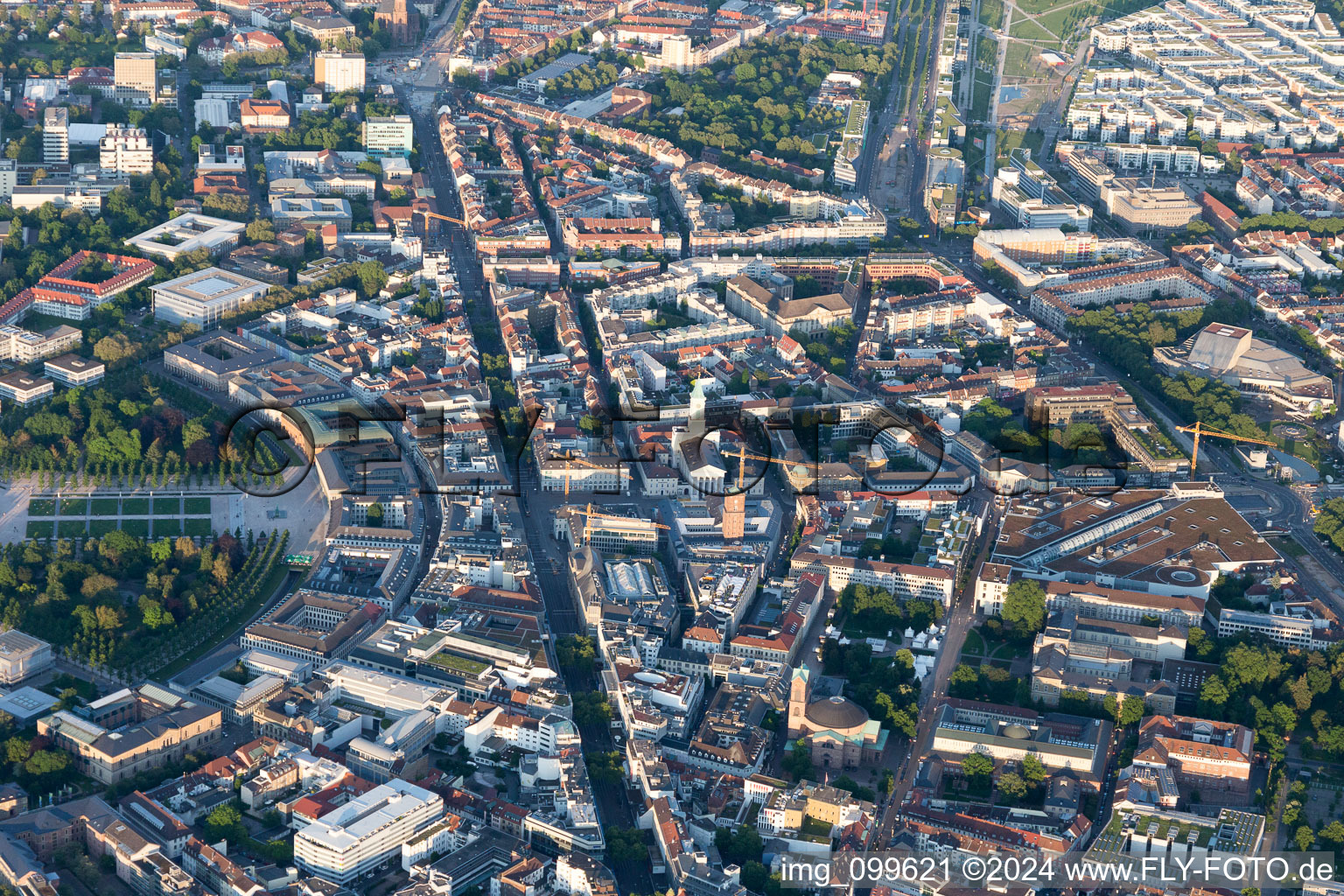 Vue aérienne de Kaiserstr, Schloßplatz à le quartier Innenstadt-West in Karlsruhe dans le département Bade-Wurtemberg, Allemagne