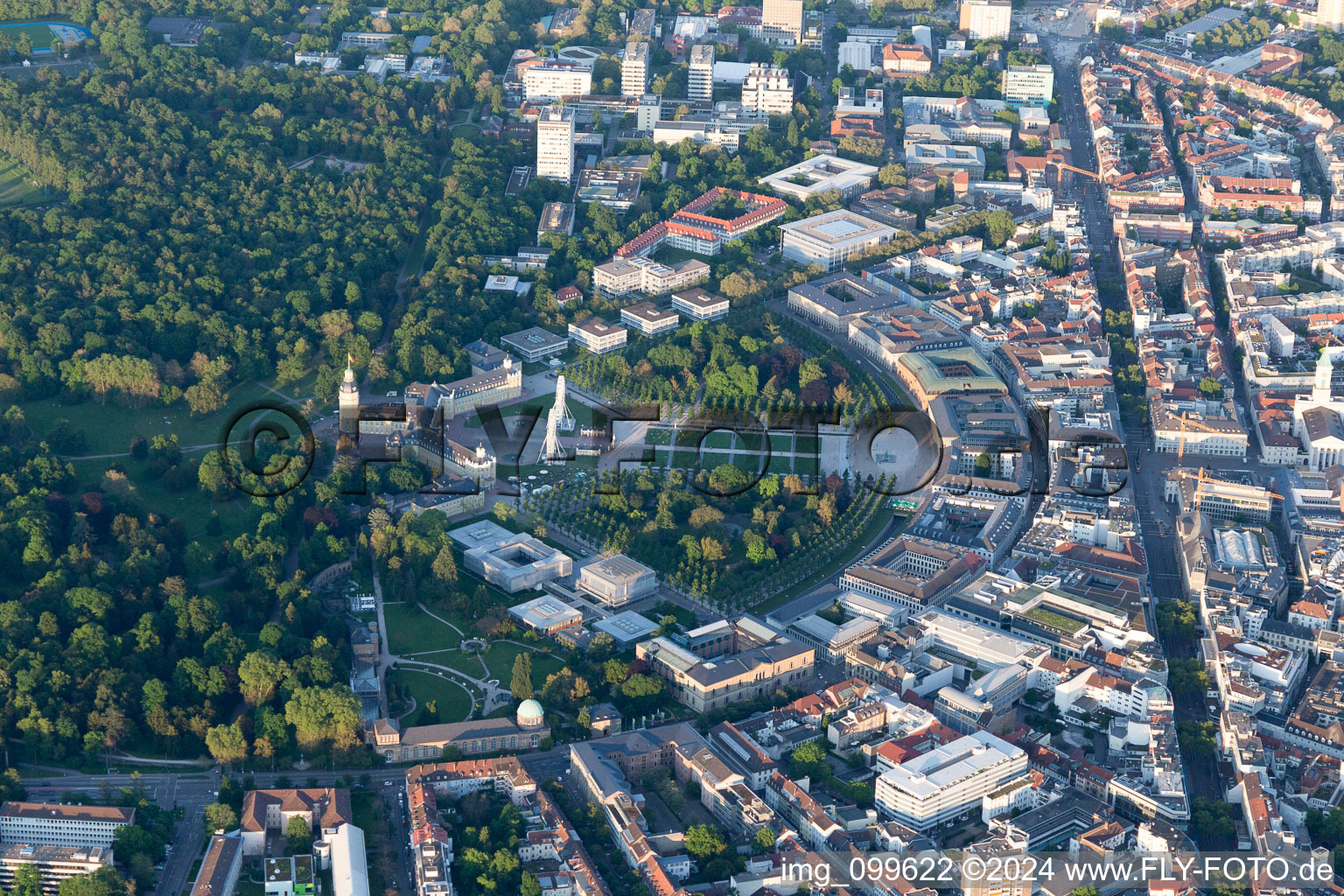 Vue aérienne de Kaiserstr, Schloßplatz à le quartier Innenstadt-West in Karlsruhe dans le département Bade-Wurtemberg, Allemagne