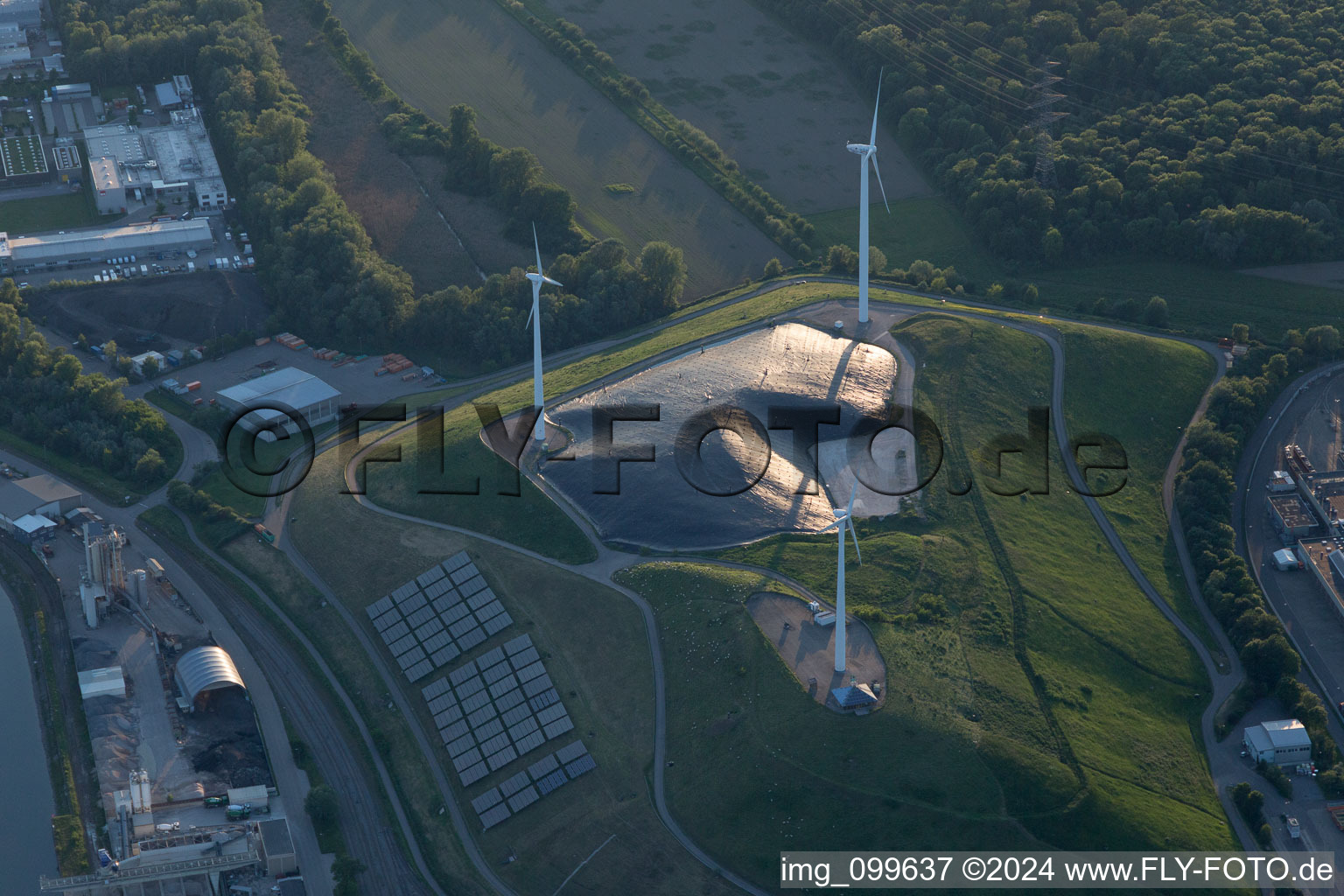 Vue aérienne de WKA à la poubelle à le quartier Rheinhafen in Karlsruhe dans le département Bade-Wurtemberg, Allemagne