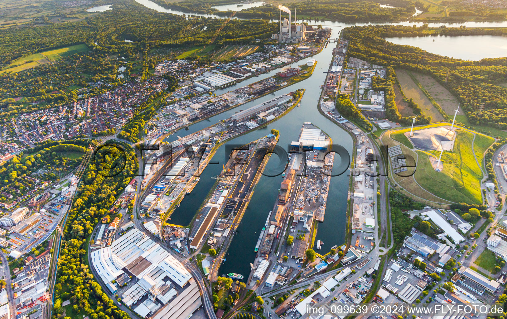 Vue aérienne de Quais et postes d'amarrage dans le bassin portuaire du port intérieur du Rhin avec des moulins à vent sur le tas d'ordures à droite et la centrale au charbon ENBW au-dessus à le quartier Mühlburg in Karlsruhe dans le département Bade-Wurtemberg, Allemagne