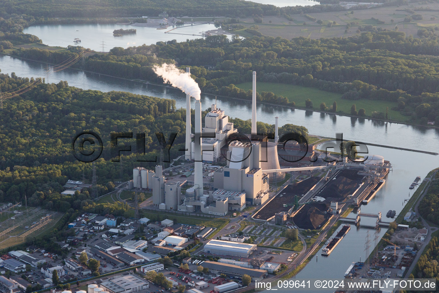 Quartier Rheinhafen in Karlsruhe dans le département Bade-Wurtemberg, Allemagne d'en haut