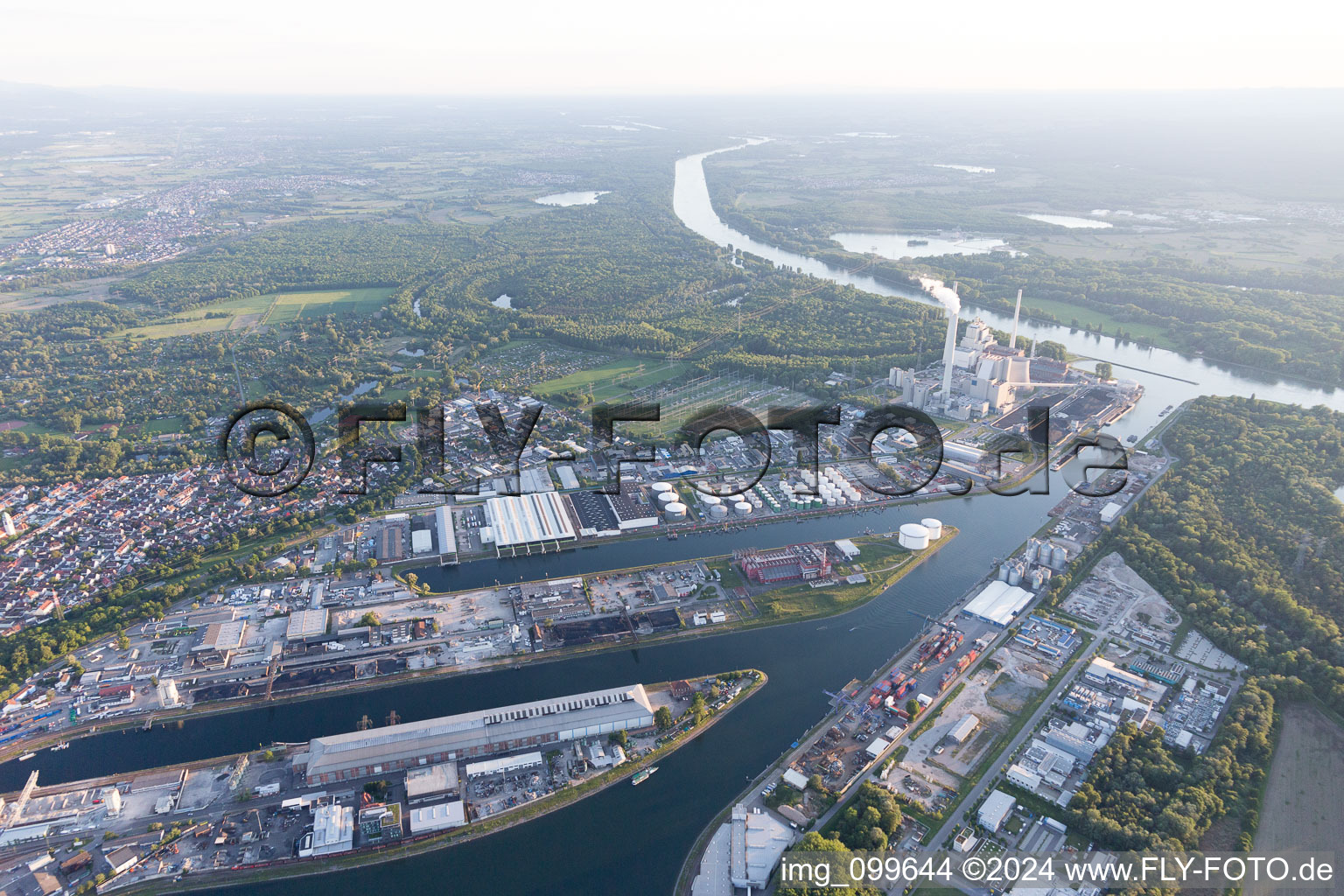 Quartier Rheinhafen in Karlsruhe dans le département Bade-Wurtemberg, Allemagne depuis l'avion