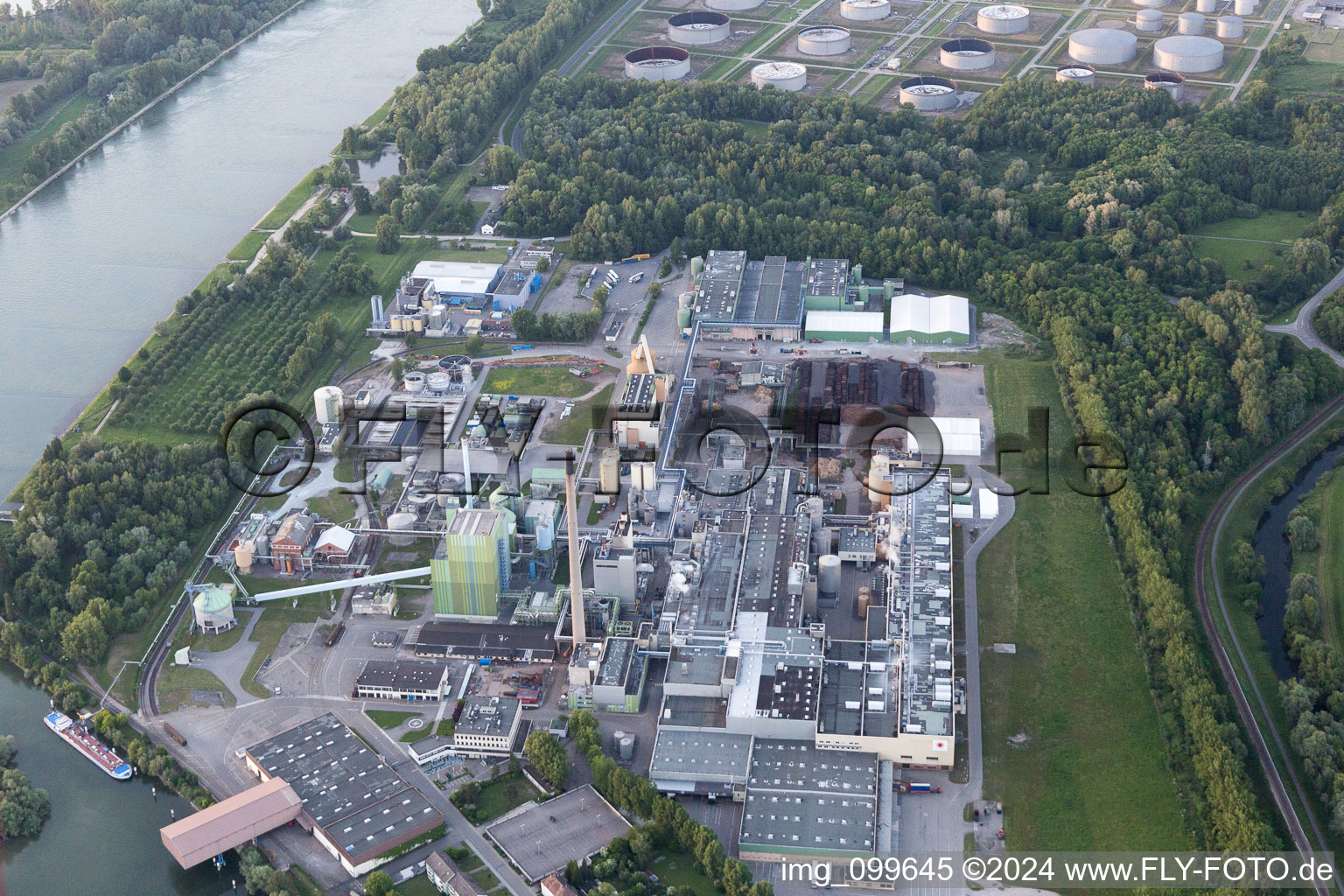 Vue aérienne de Stora-Enso depuis le sud à le quartier Knielingen in Karlsruhe dans le département Bade-Wurtemberg, Allemagne