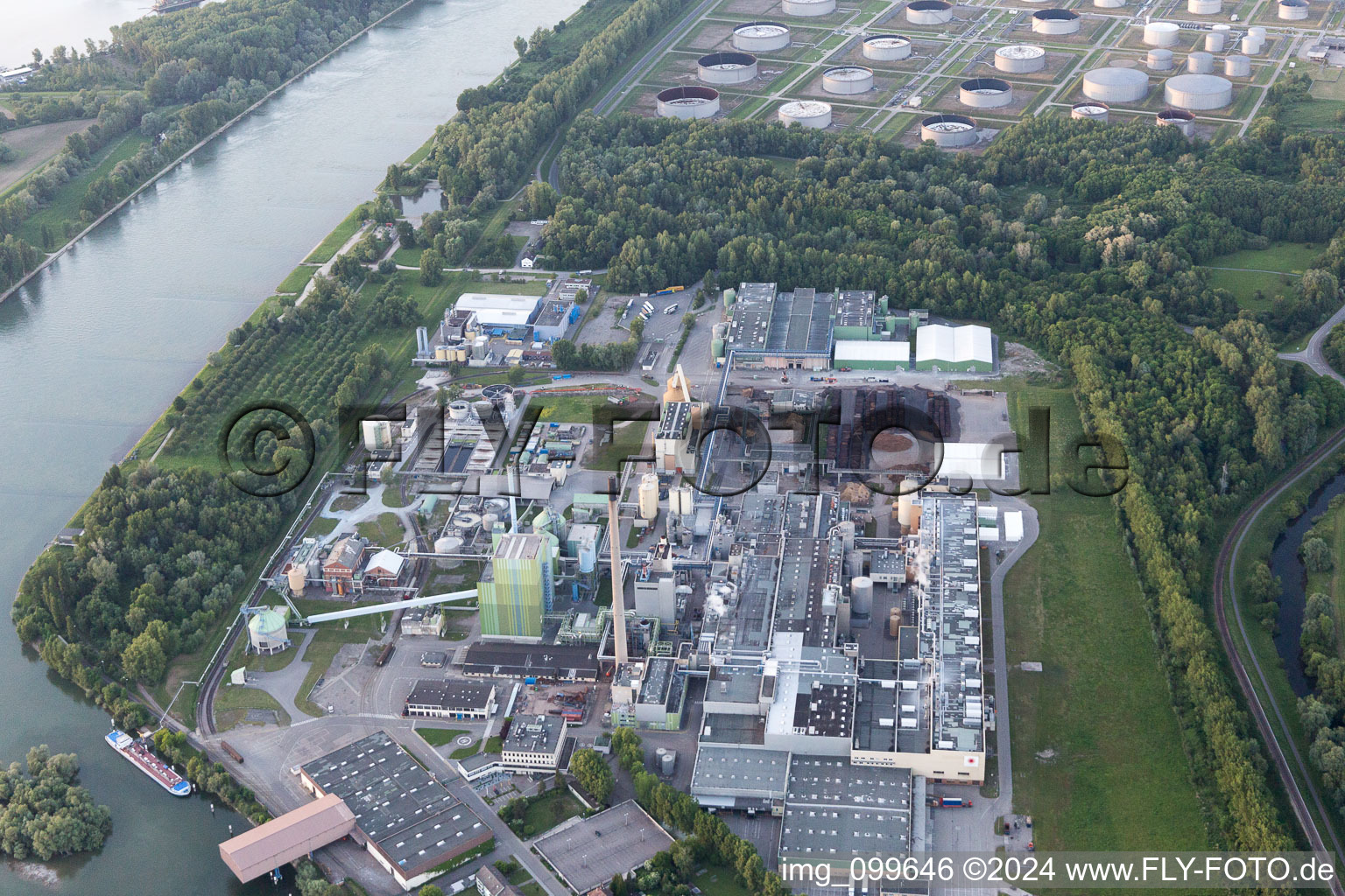 Vue aérienne de Stora-Enso depuis le sud à le quartier Knielingen in Karlsruhe dans le département Bade-Wurtemberg, Allemagne