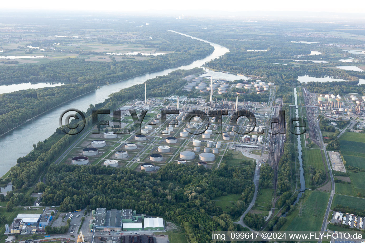 Vue aérienne de Raffinerie de pétrole MIRO à le quartier Knielingen in Karlsruhe dans le département Bade-Wurtemberg, Allemagne