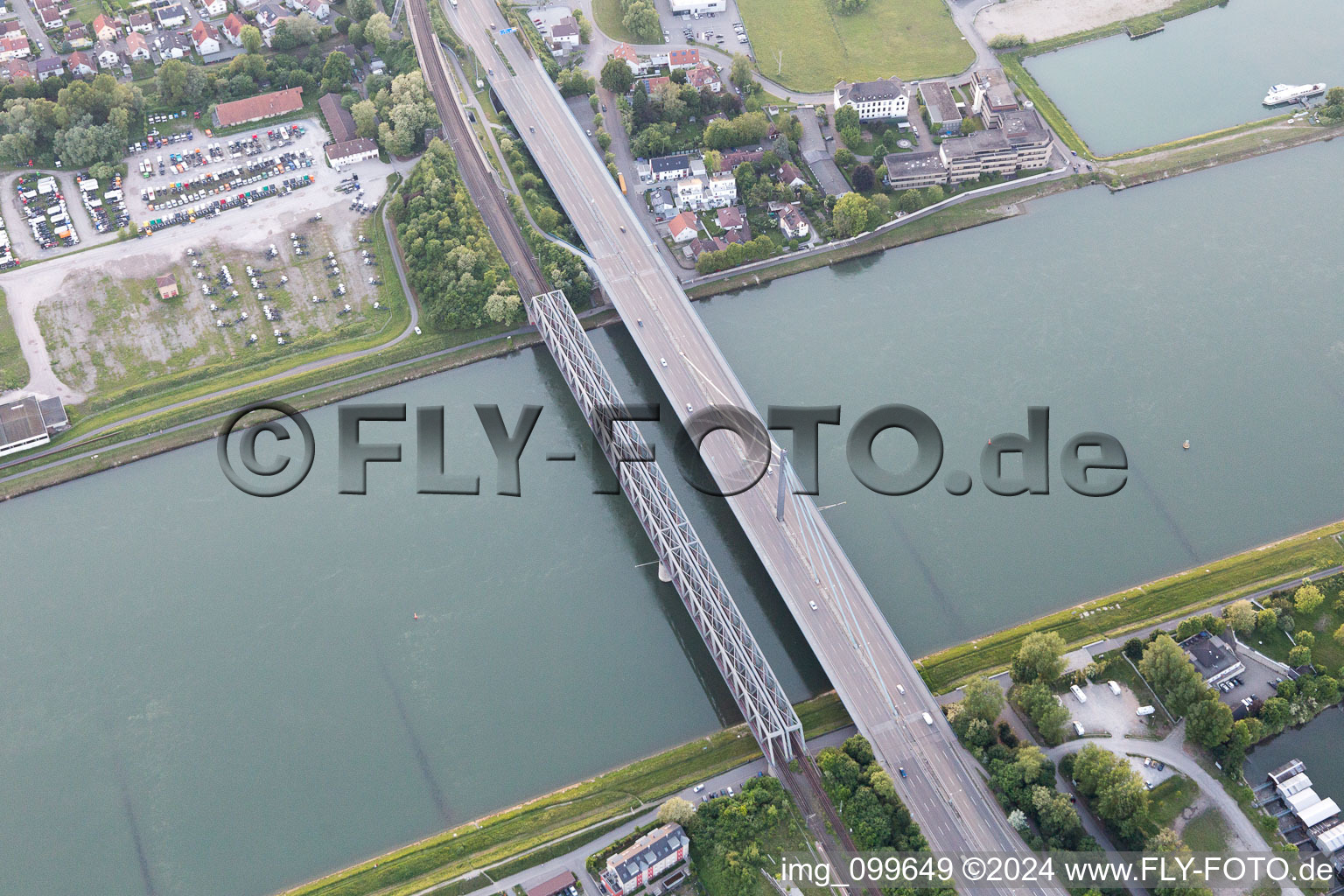 Vue aérienne de Maxau, pont sur le Rhin à le quartier Knielingen in Karlsruhe dans le département Bade-Wurtemberg, Allemagne