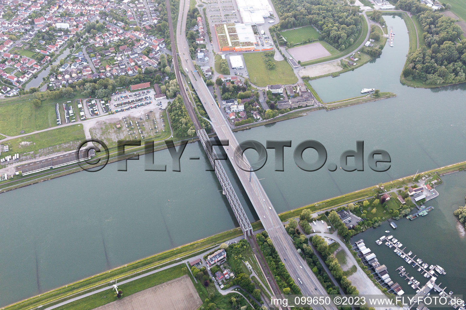 Vue aérienne de Maxau, pont sur le Rhin à le quartier Knielingen in Karlsruhe dans le département Bade-Wurtemberg, Allemagne