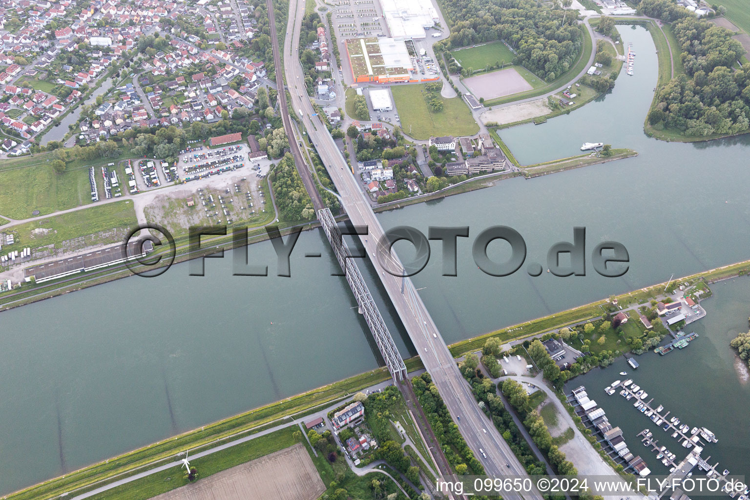 Vue aérienne de Maxau, pont sur le Rhin à le quartier Knielingen in Karlsruhe dans le département Bade-Wurtemberg, Allemagne