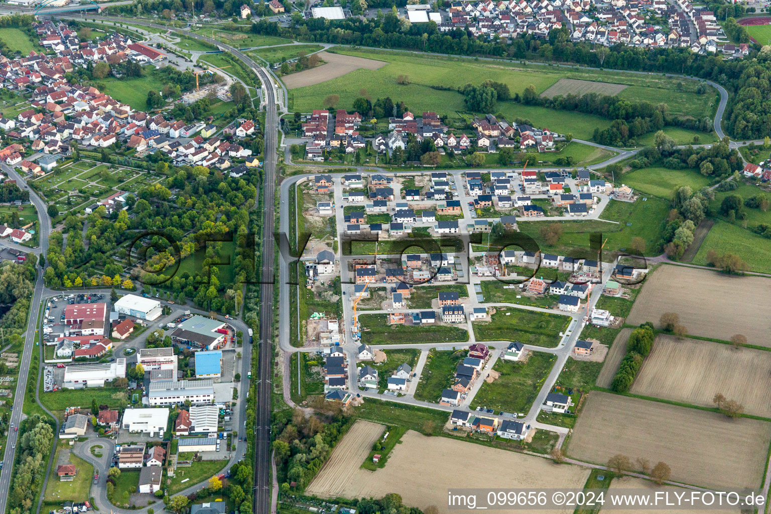 Vue oblique de Chantiers de construction pour le nouveau quartier résidentiel d'un lotissement de maisons unifamiliales à Niederwiesen à Wörth am Rhein dans le département Rhénanie-Palatinat, Allemagne