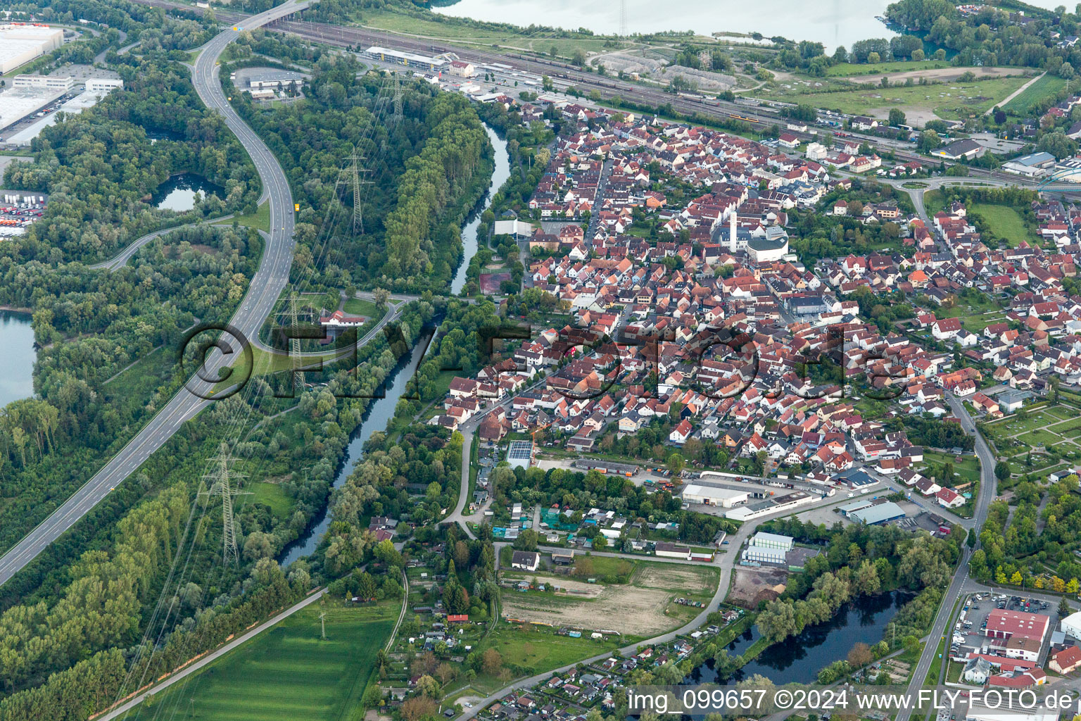 Vue d'oiseau de Wörth am Rhein dans le département Rhénanie-Palatinat, Allemagne