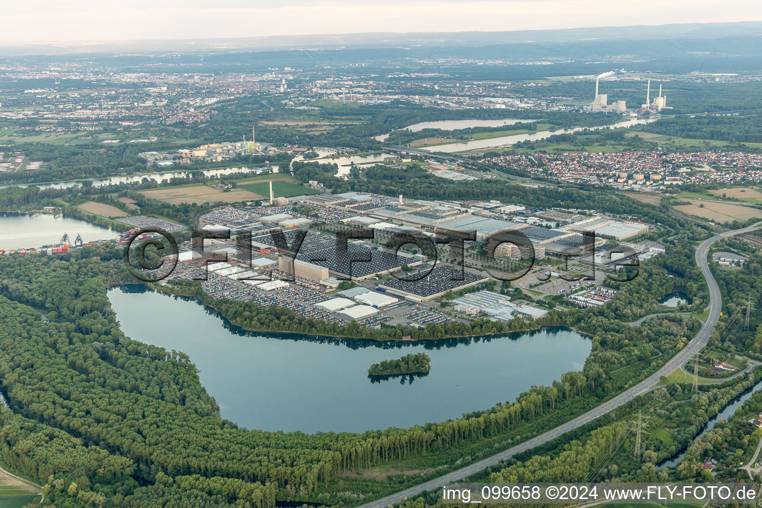 Wörth am Rhein dans le département Rhénanie-Palatinat, Allemagne vue du ciel