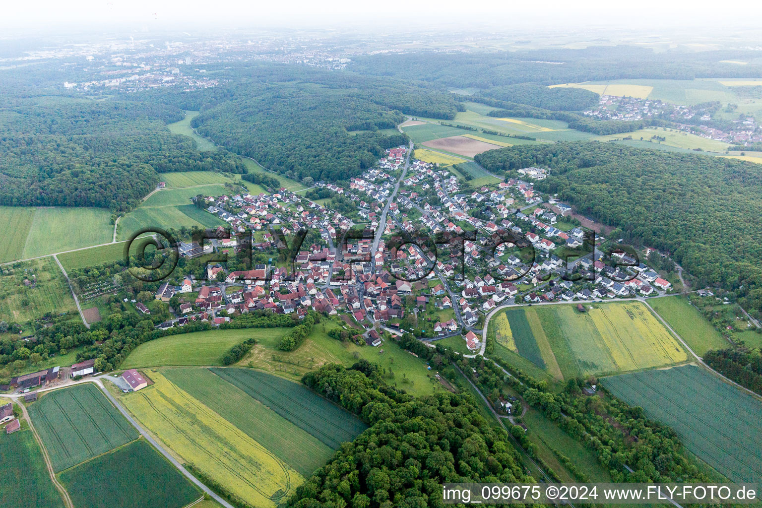 Vue aérienne de Champs agricoles et surfaces utilisables à Üchtelhausen dans le département Bavière, Allemagne