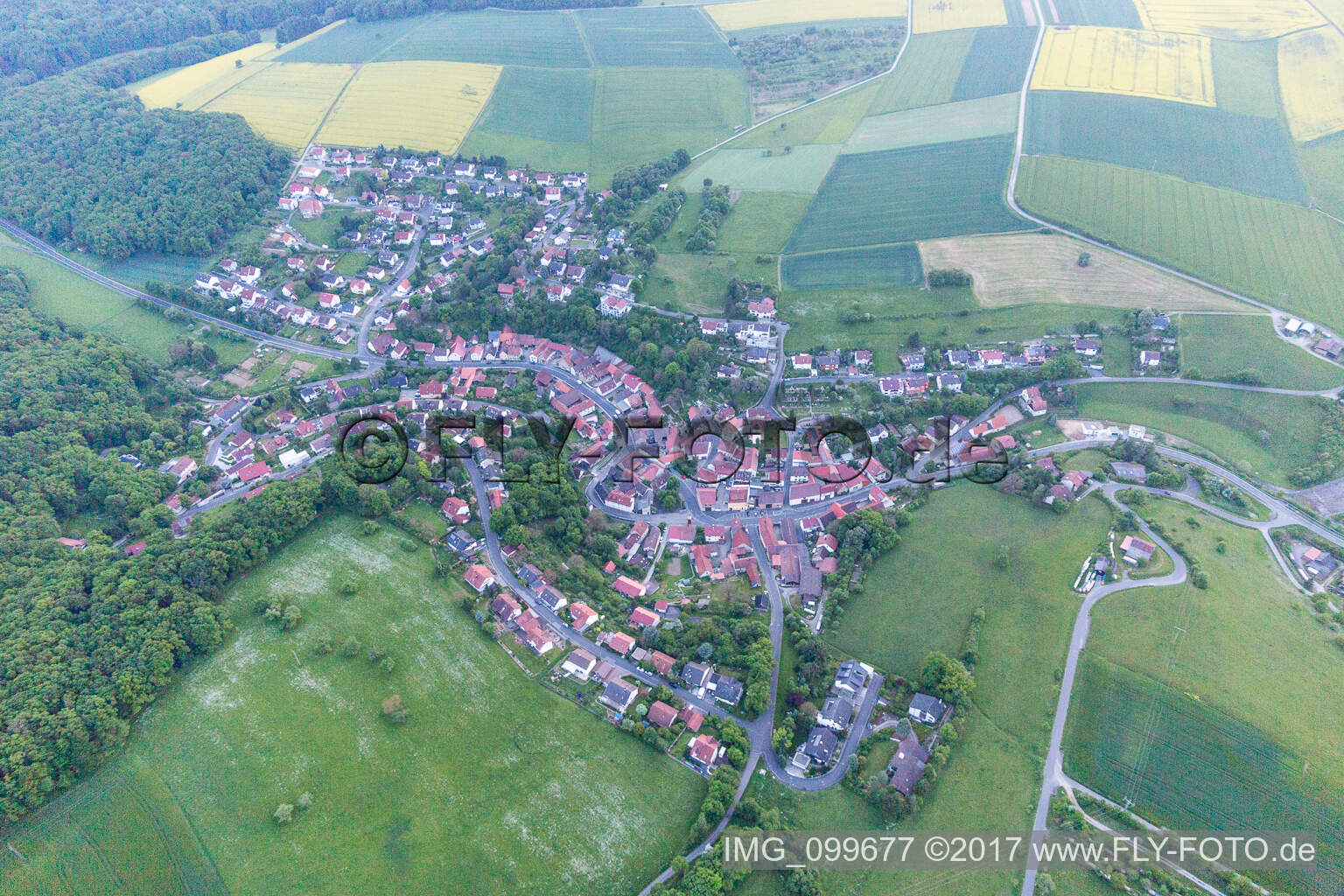 Vue aérienne de Dans le quartier Zell à Üchtelhausen à Zell dans le département Bavière, Allemagne