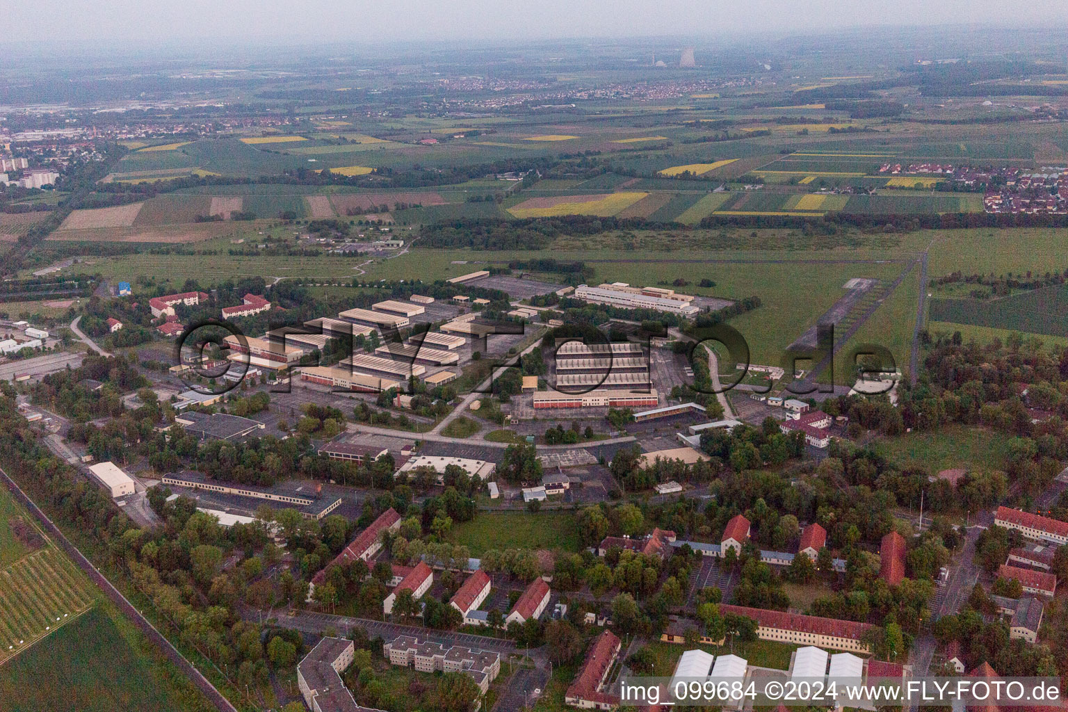 Vue aérienne de Schweinfurt, Niederwerrn, ancien aérodrome/caserne américaine à Geldersheim dans le département Bavière, Allemagne