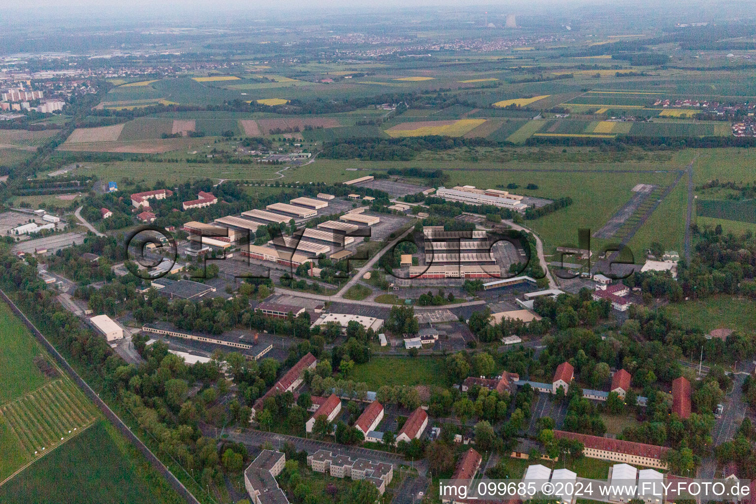 Vue aérienne de Schweinfurt, Niederwerrn, ancien aérodrome/caserne américaine à Geldersheim dans le département Bavière, Allemagne