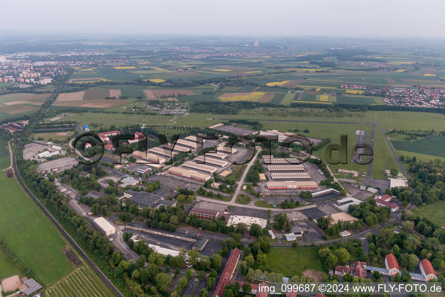 Photographie aérienne de Schweinfurt, Niederwerrn, ancien aérodrome/caserne américaine à Geldersheim dans le département Bavière, Allemagne