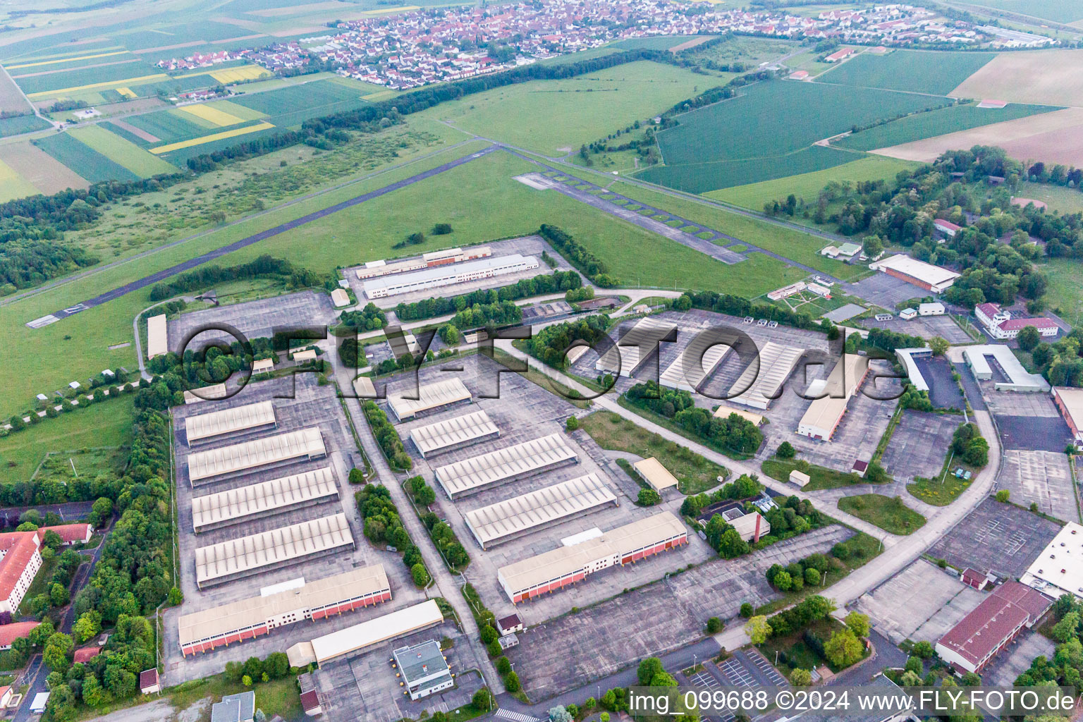 Vue aérienne de Ancienne caserne militaire à Geldersheim dans le département Bavière, Allemagne