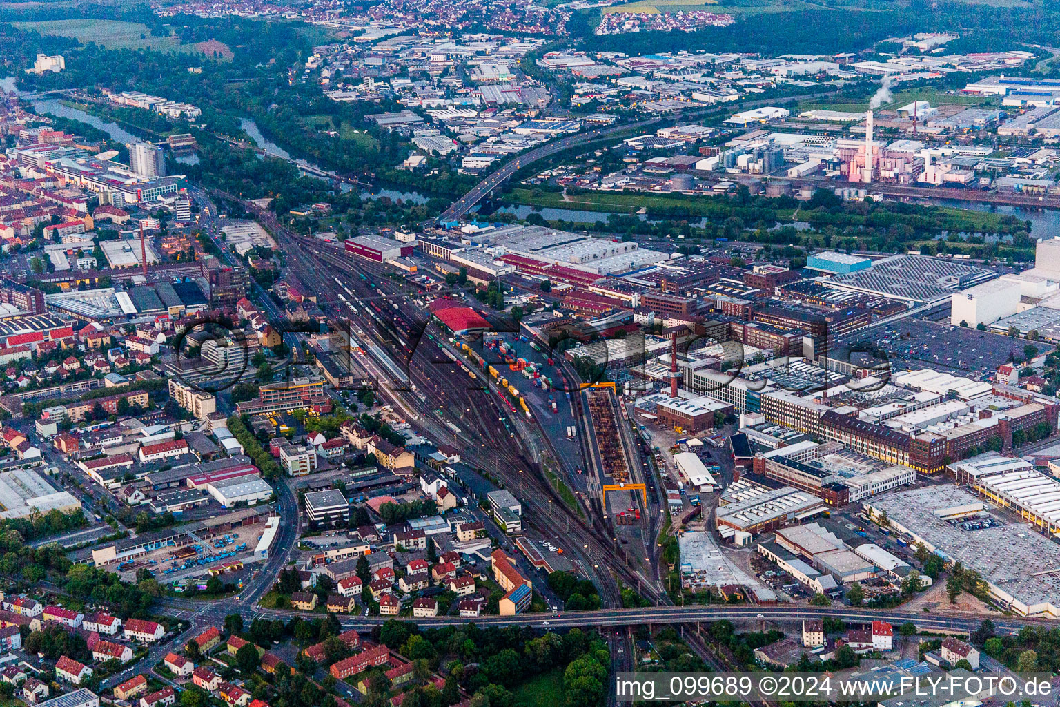 Vue aérienne de Centre-ville en plein centre-ville dans le quartier Bellevue à Schweinfurt dans le département Bavière, Allemagne