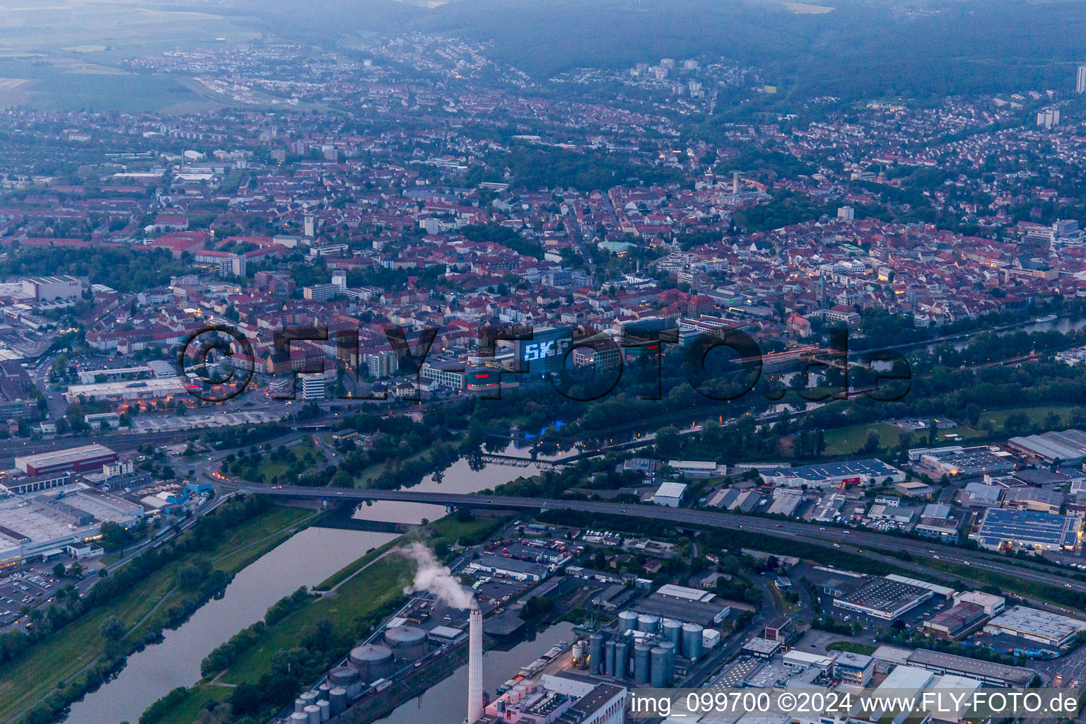 Vue aérienne de Vue sur la ville au bord de la rivière Main à Schweinfurt dans le département Bavière, Allemagne