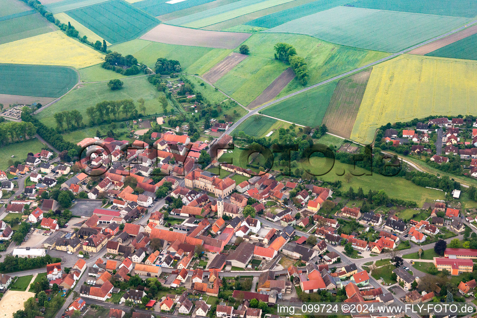 Vue d'oiseau de Sulzheim dans le département Bavière, Allemagne