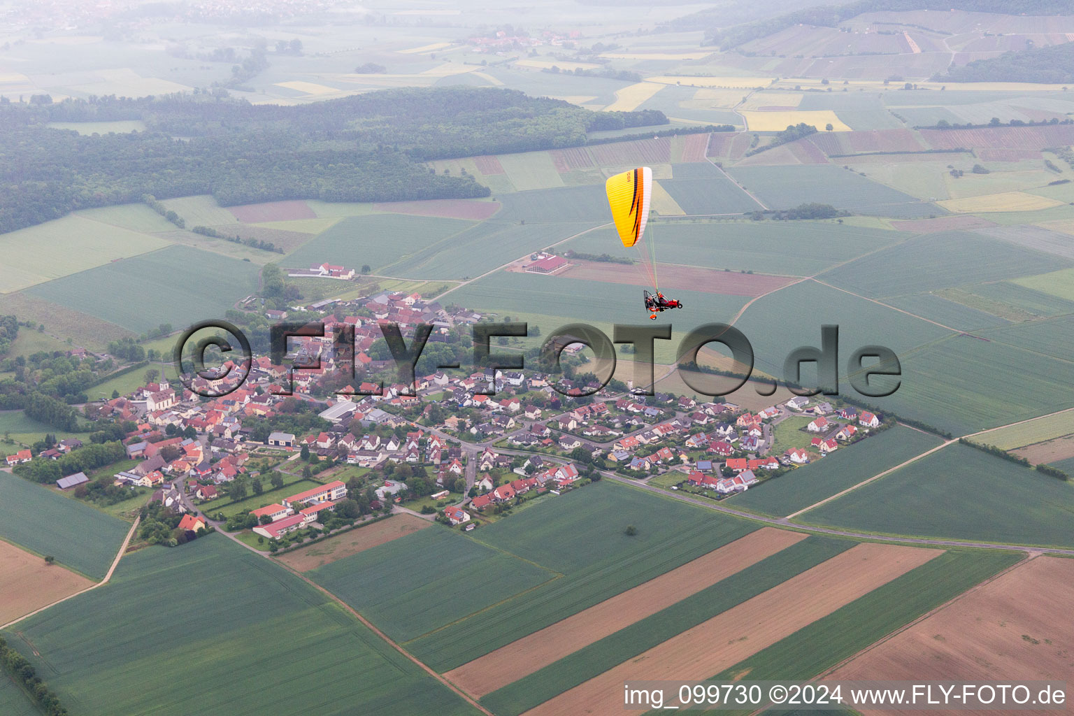 Vue aérienne de Vögnitz à le quartier Traustadt in Donnersdorf dans le département Bavière, Allemagne