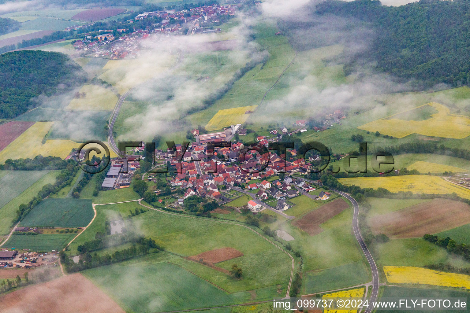 Vue aérienne de Village sous les nuages à le quartier Wustviel in Rauhenebrach dans le département Bavière, Allemagne