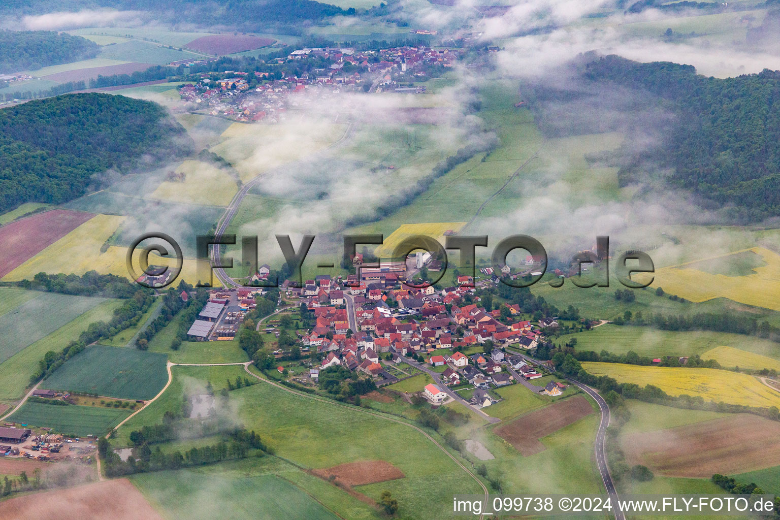 Vue aérienne de Village sous les nuages à le quartier Wustviel in Rauhenebrach dans le département Bavière, Allemagne