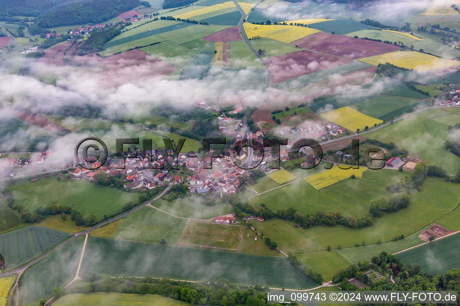 Vue aérienne de Sous les nuages à le quartier Prölsdorf in Rauhenebrach dans le département Bavière, Allemagne