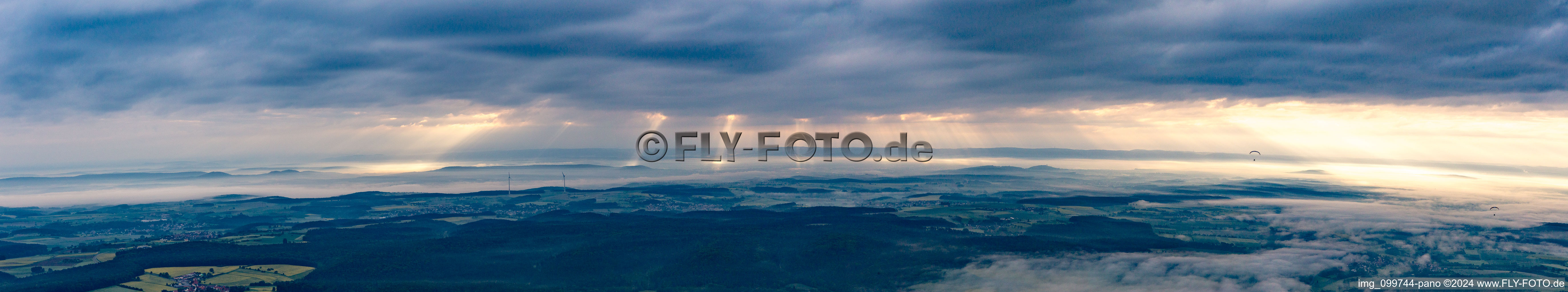 Vue aérienne de Panorama avec deux niveaux de nuages le matin à le quartier Grub in Schönbrunn im Steigerwald dans le département Bavière, Allemagne