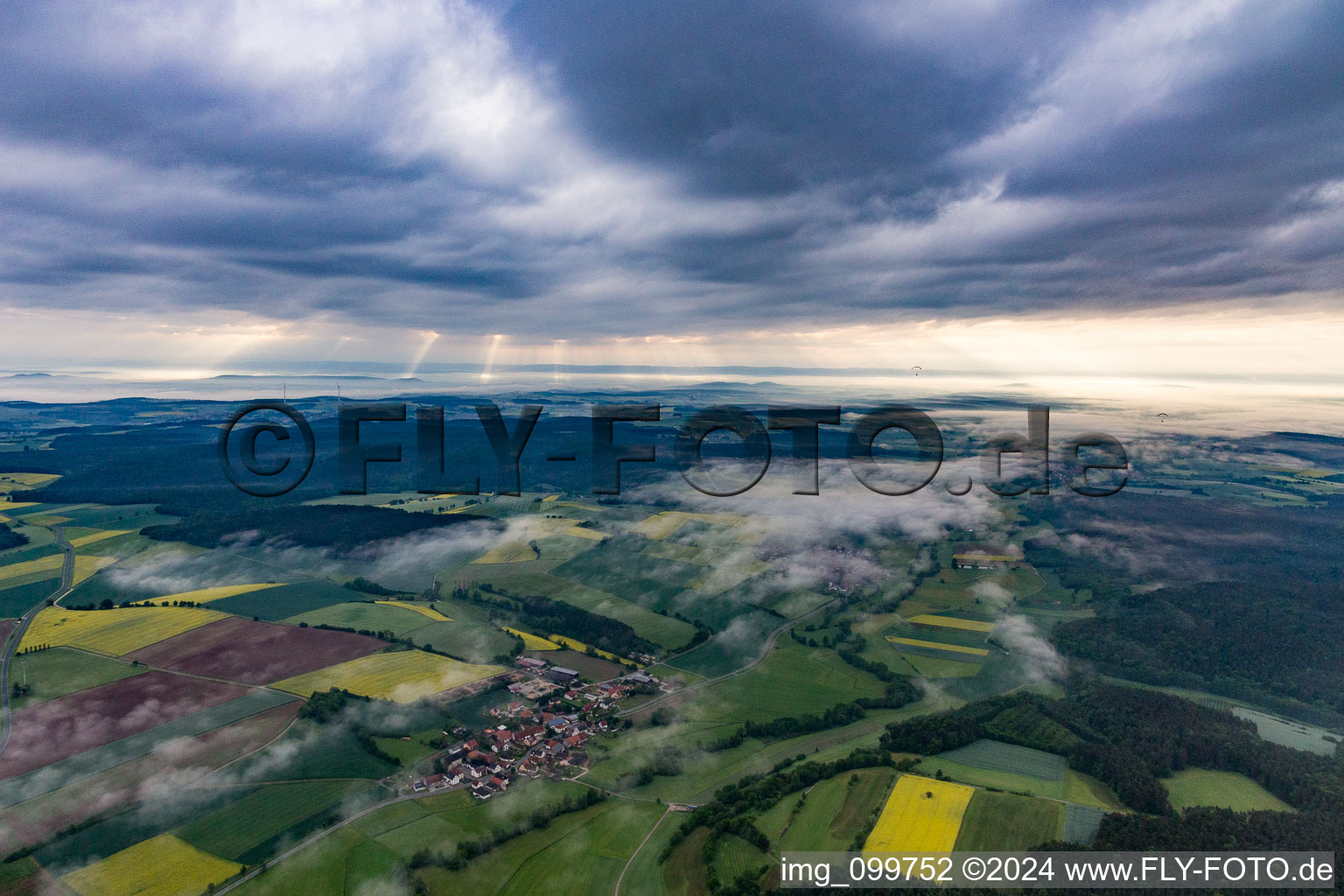 Vue aérienne de Vallée du Rauen Ebrach sous les nuages à le quartier Halbersdorf in Schönbrunn im Steigerwald dans le département Bavière, Allemagne