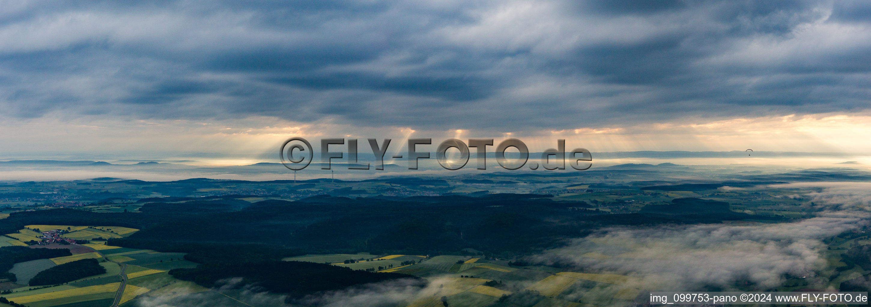 Vue aérienne de Le soleil du matin pénètre les nuages à le quartier Schönbrunn in  Steigerwald in Schönbrunn im Steigerwald dans le département Bavière, Allemagne