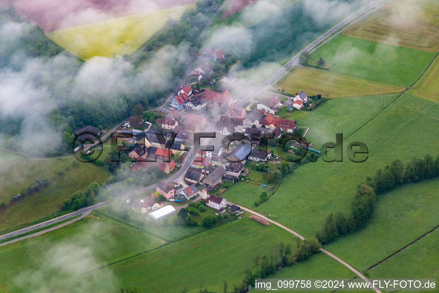 Vue aérienne de Placer sous les nuages à le quartier Zettmannsdorf in Schönbrunn im Steigerwald dans le département Bavière, Allemagne