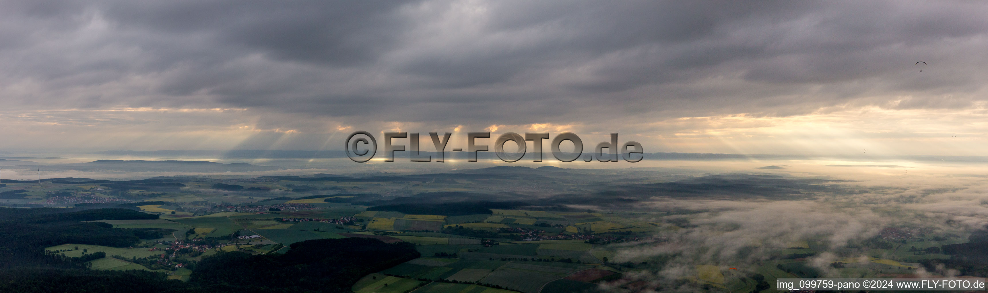 Vue aérienne de Panorama de la forêt et du paysage montagneux du Steigerwald au lever du soleil à le quartier Dietendorf in Burgebrach dans le département Bavière, Allemagne