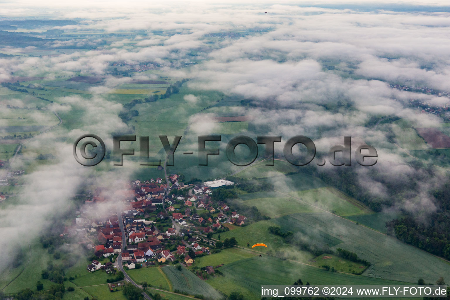 Vue aérienne de Village sous les nuages à le quartier Ampferbach in Burgebrach dans le département Bavière, Allemagne