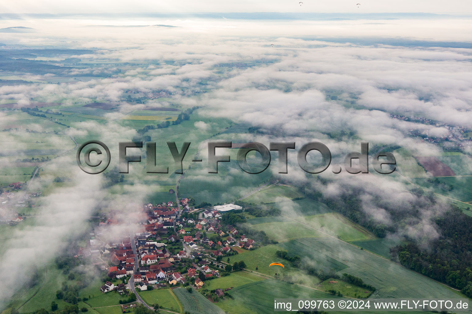 Vue aérienne de Village sous les nuages à le quartier Ampferbach in Burgebrach dans le département Bavière, Allemagne